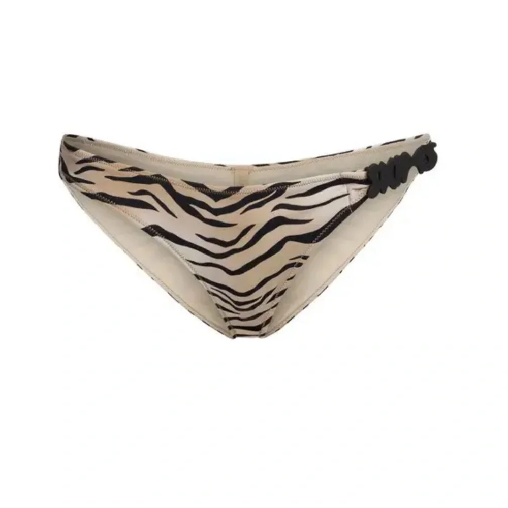 SKIMS SWIM LOGO HARDWARE BIKINI BOTTOM IN CHAMPAGNE TIGER PRINT M